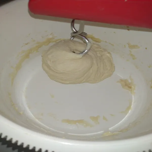 Mixer hingga setengah kalis. Kemudian masukan margarin dan garam. Aduk kembali hingga adonan benar-benar kalis.