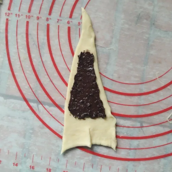 Ambil 1 lembar adonan, olesi dengan selai coklat hingga rata