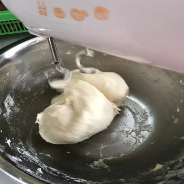 Membuat dough (Detrempee): Campur tepung, ragi dan gula serta susu cair mixer adonan hingga tercampur rata lalu tambahkan mentega dan garam, mixer kembali hingga kalis. Istirahatkan selama 1 jam.