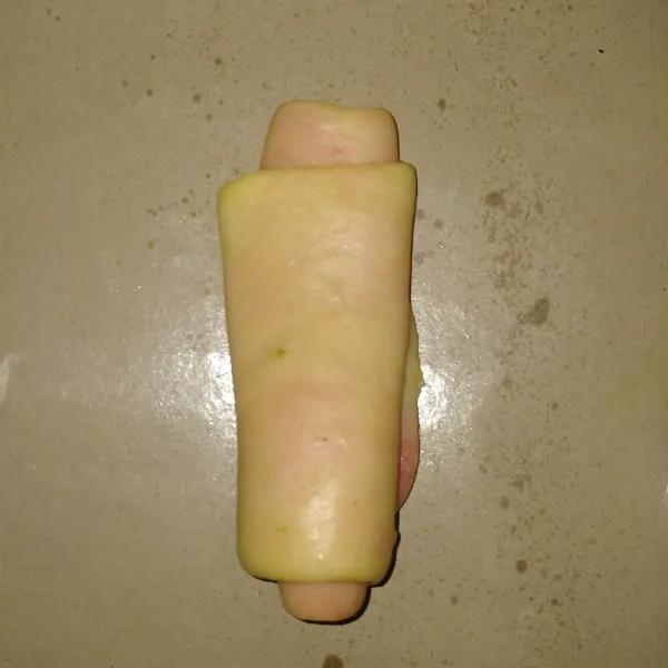 Ambil lalu pipihkan lagi setelah itu gulung kembali