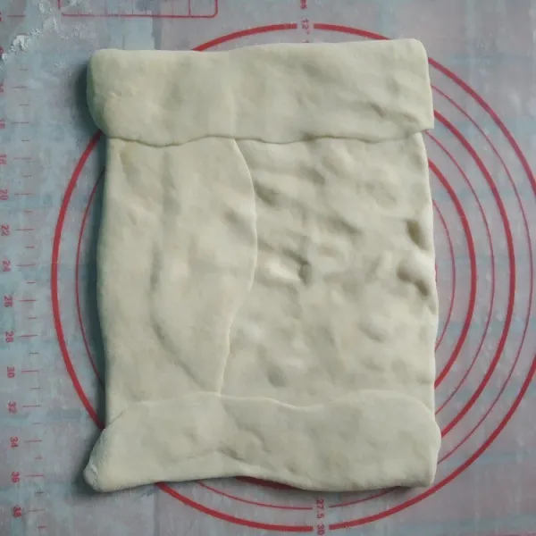 Lipat adonan sehingga butter terbungkus seluruhnya, simpan adonan dalam kulkas selama 15-20 menit