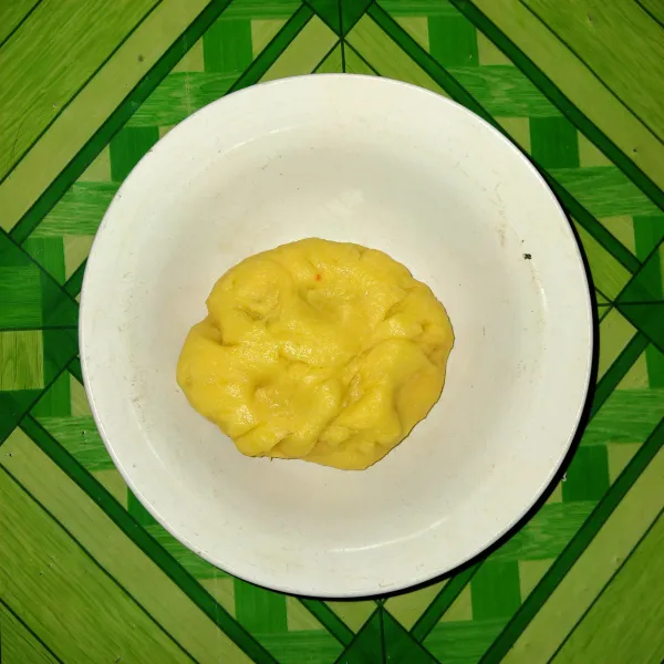 Buat adonan air lalu tutup -/+ 15 menit lalu bagi menjadi 3 bagian