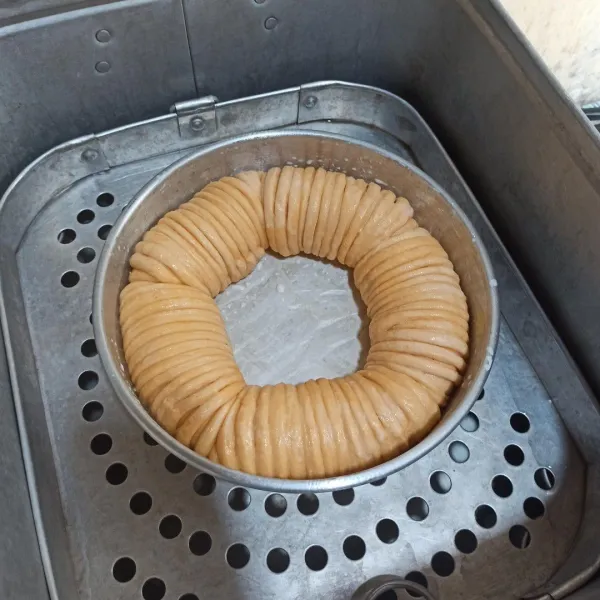Sambil menunggu proofing 3, panaskan kukusan. Olesi bagian permukaan roti dengan susu uht, lalu kukus sampai matang selama 30-40 menit