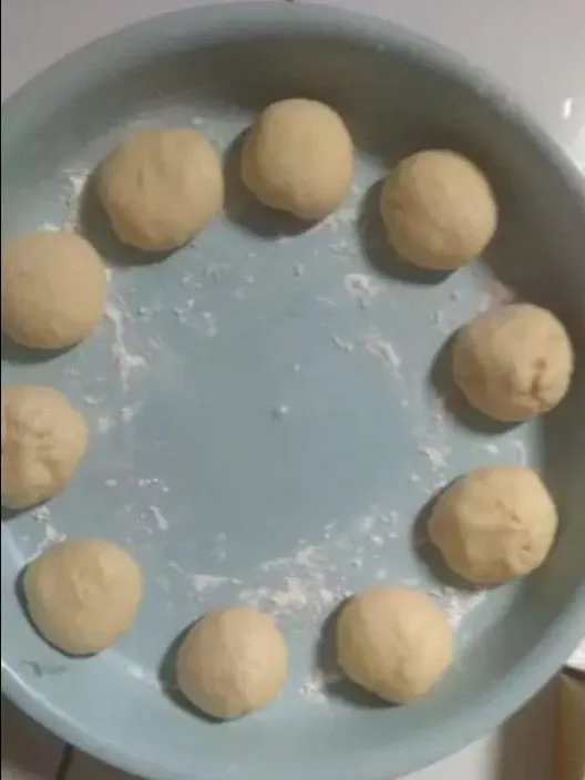 Ambil secukupnya, lalu bulatkan, dan celupkan ke dalam air dan gulingkan di atas wijen, kemudian potong ujungnya menggunakan gunting agar merekah saat digoreng.