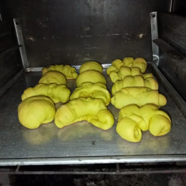 Panggang roti menggunakan oven yang sudah dipanaskan terlebih dahulu, panggang hingga matang sekitar 20-25 menit atau disesuaikan dengan oven masing-masing.