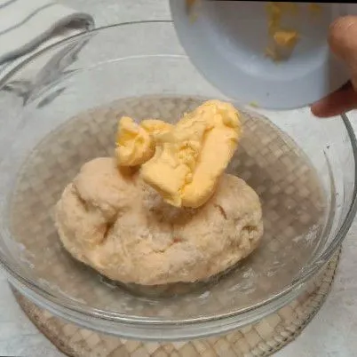 Tambahkan margarin dan garam ulen sampai kalis elastis. Istirahatkan selama 15 menit