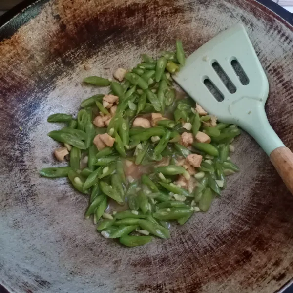 Masak sampai buncis empuk, koreksi rasa. Angkat.