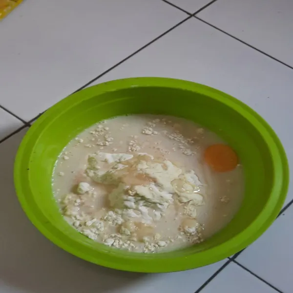 Campurkan semua bahan menjadi 1, kecuali butter, lalu ulen hingga 1/2 kalis (saya ulen manual dengan tangan).