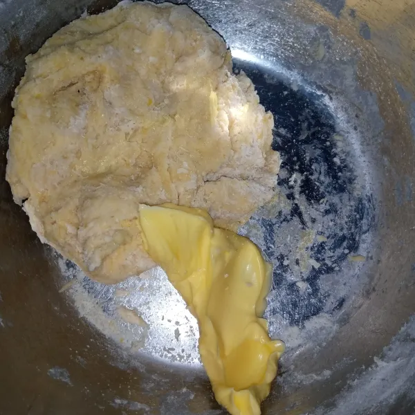Uleni hingga rata (adonan tidak ada yang lengket pada bowl) masukkan butter dan garam.