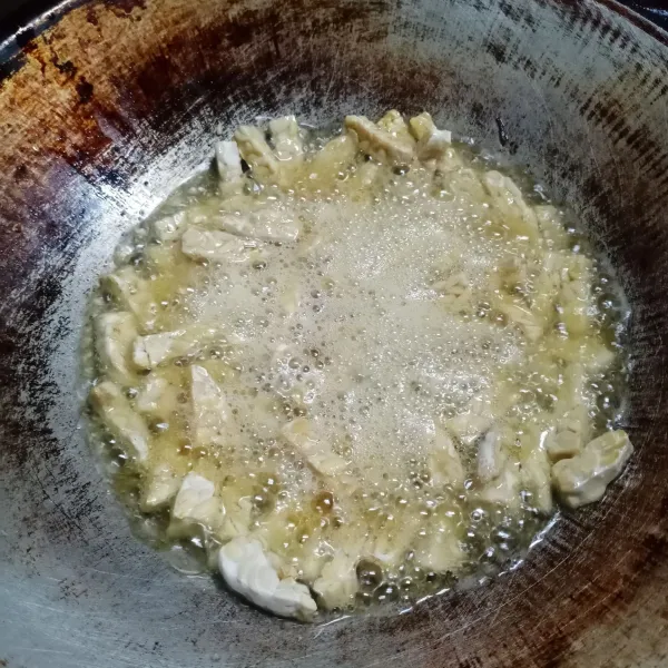 Goreng tempe sampai matang, angkat dan tiriskan.