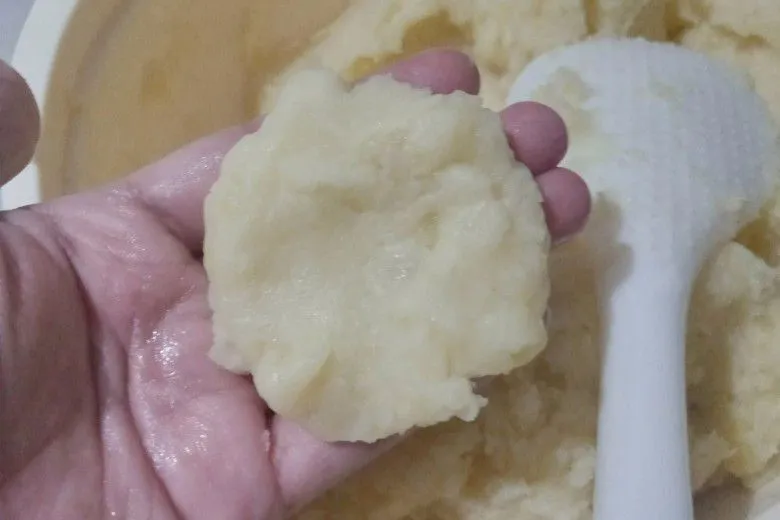 Campurkan kentang yang sudah dihaluskan dengan 2 sdm terigu & garam. Aduk rata. koreksi rasa. Ambil sedikit adonan, kemudian pipihkan.