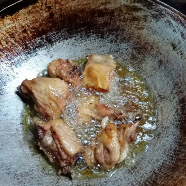 Goreng ayam dalam minyak panas sampai kecoklatan. Angkat.