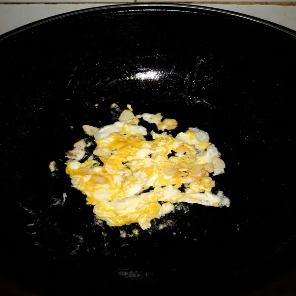 Masukkan telur goreng setengah matang, sambil diorak-arik.