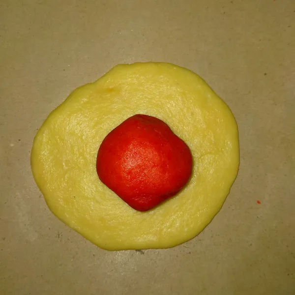 Pipihkan adonan air lalu isi dengan adonan lembek