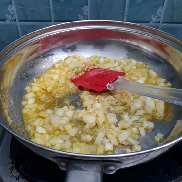 Panaskan margarin, lalu tumis bawang bombay dan bawang putih hingga harum.