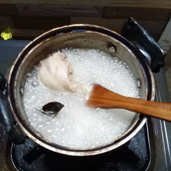 Ungkep ayam bersama bumbu ungkep. Setelah matang, jangan buang airnya.