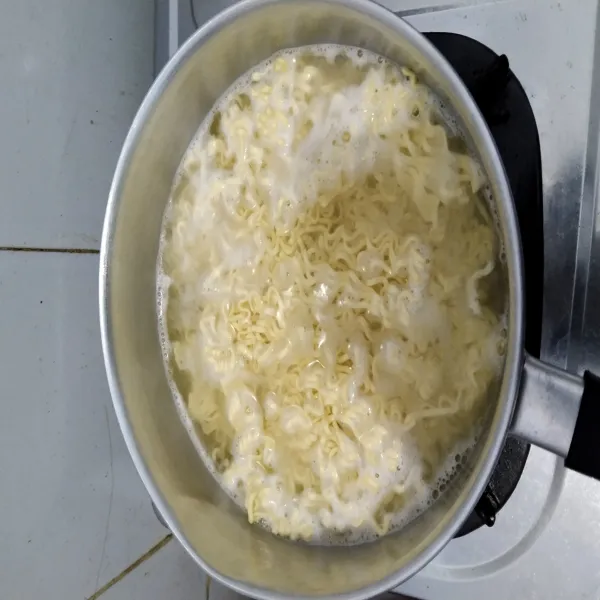 Masukkan mie, masak sebentar lalu angkat dan tiriskan.