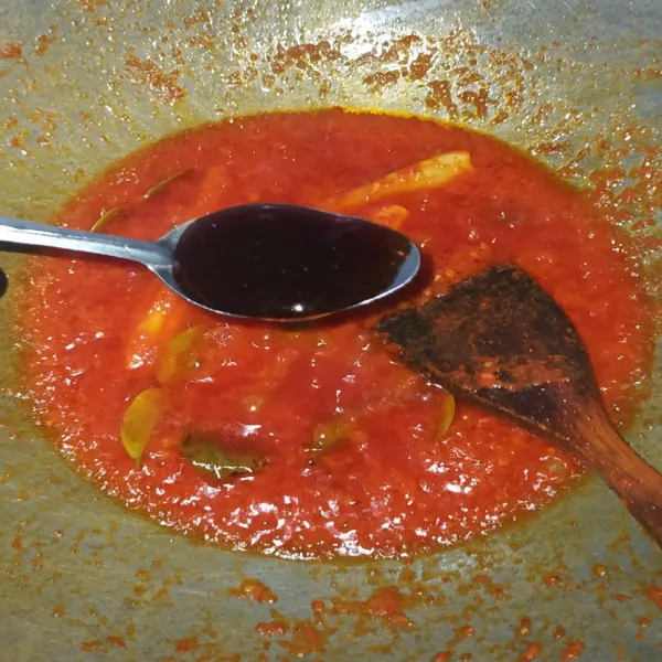 Setelah bumbu matang tambahkan saus tiram, saus sambal, saus tomat, kaldu bubuk dan juga garam. Aduk.