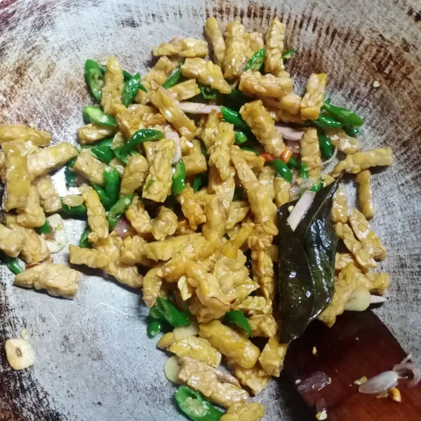 Kemudian masukkan tempe, aduk rata.