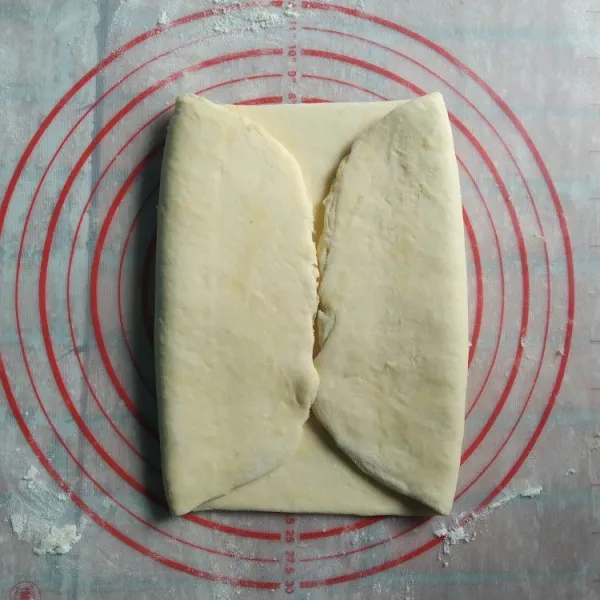 Gilas kembali adonan, lipat kedua ujung adonan ke tengah, kemudian tangkupkan, simpan dalam kulkas selama 15-20 menit, ulangi step ini sebanyak 3 kali