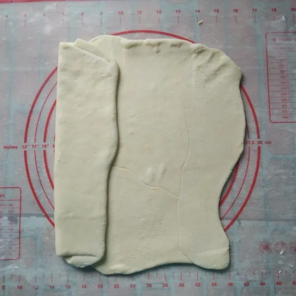 Gilas kembali adonan membentuk persegi panjang, lipat adonan dari ujung ke ujung, simpan kembali adonan dalam kulkas selama 15-20 menit. Ulangi step ini sebanyak 3 kali