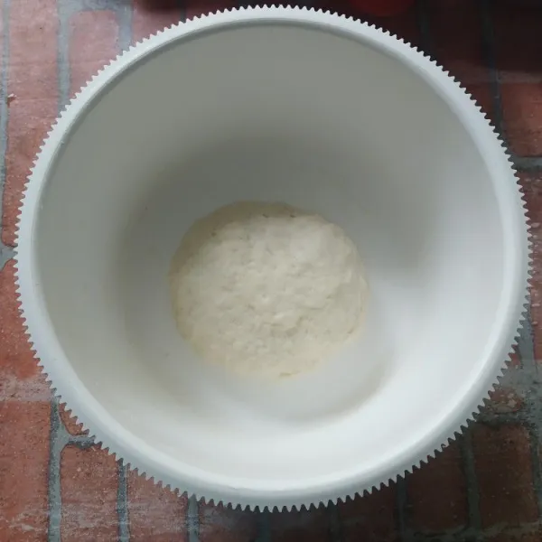 Uleni terigu, margarin, garam, gula, air hingga membentuk adonan, diamkan dalam kulkas selama 15 menit