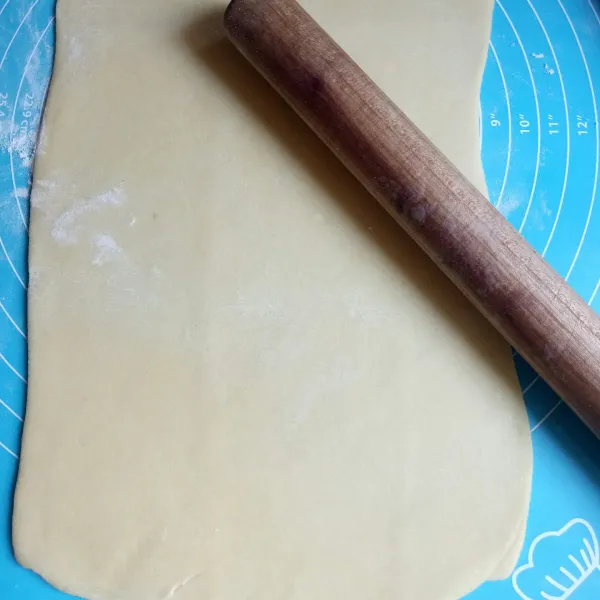 Giling dan tipiskan kulit pastry dengan ketebalan sesuai selera