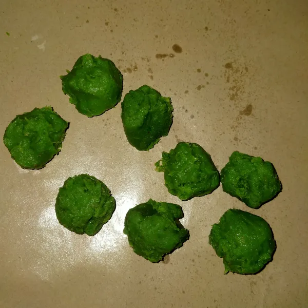 Rendam semalaman kacang hijau lalu masak hingga empuk setelah itu blender hingga halus kecuali pasta pandan dan daun pandan, setelah halus masak dan beri pasta pandan, daun pandan aduk terua hingga mengental biarkan dingin lalu bulat-bulatkan hingga habis