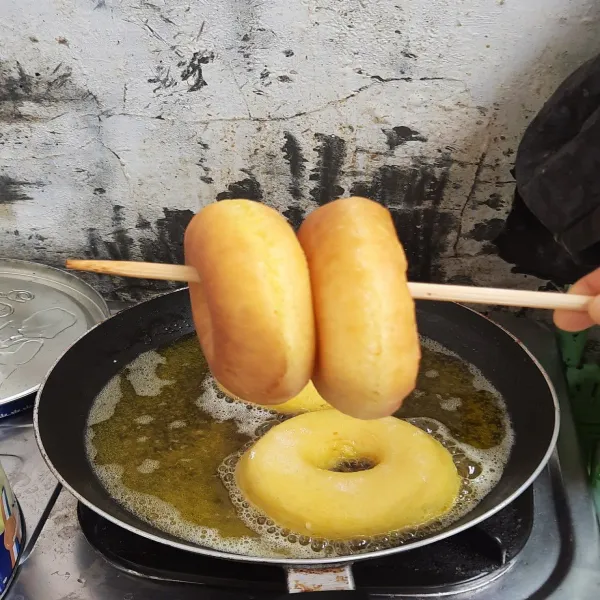 Panaskan minyak dengan api kecil, lalu goreng donat hingga kecoklatan dengan sekali balik saja, setelah matang siap dihidangkan.