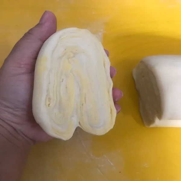 Potong sesuai selera atau bagi menjadi 4 bagian dan sisa bisa disimpan dalam kulkas dengan dibungkus wrap terlebih dahulu.  Kulit pastry homemade siap digunakan.