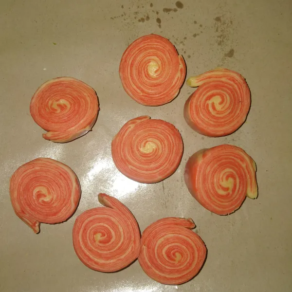 Iris bagian tengah menjadi 2 bagian