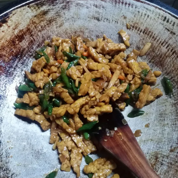 Masak sampai bumbu meresap. Koreksi rasa. Angkat.