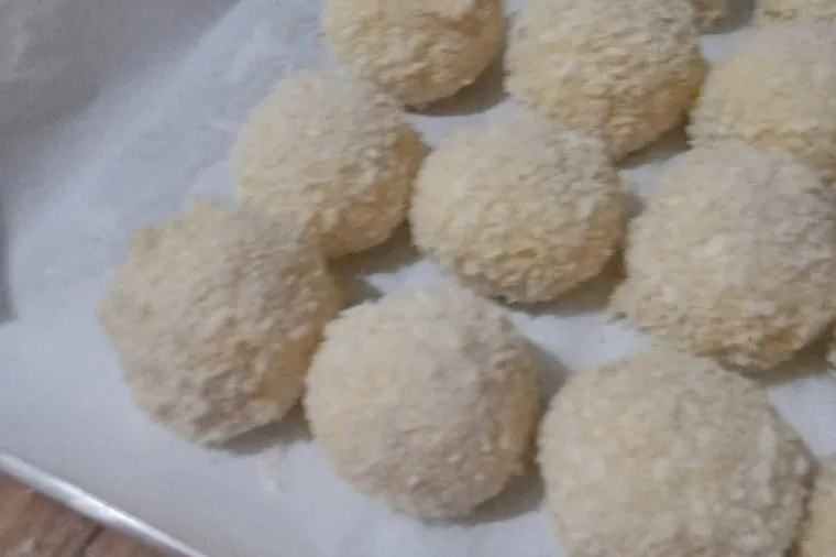 Lakukan hingga semua potato ball habis. Lalu goreng dengan minyak panas, api sedang. Tunggu hingga warnanya kecoklatan.