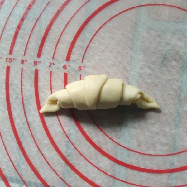 Gulung adonan membentuk croissant, lakukan hingga adonan habis