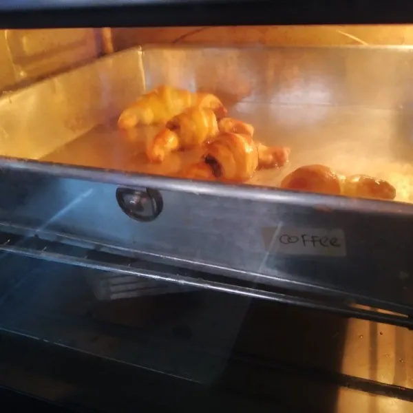 Olesi dengan kuning telur, panggang dalam oven selama 10 menit dengan suhu 200°C atau sesuai oven masing-masing hingga matang, sajikan