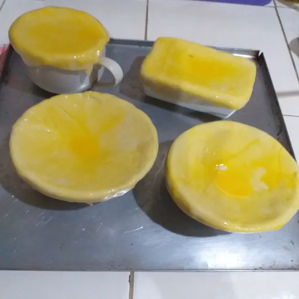 Tutup dengan kulit pastry di atasnya dan oleskan kuning telur lalu panggang selama 40 menit