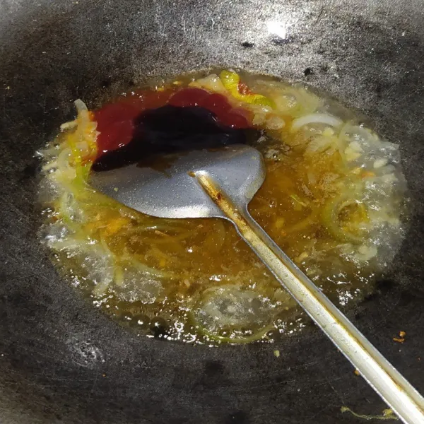 Kemudian tambahkan saus tiram, saus sambal, saus tomat, lada hitam bubuk, garam dan juga gula. Aduk hingga tercampur rata.