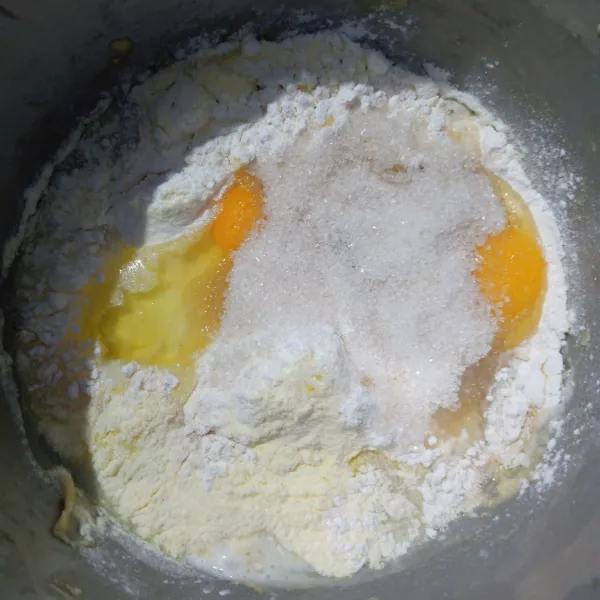 Masukkan semua bahan kecuali butter dan garam, mixer hingga rata