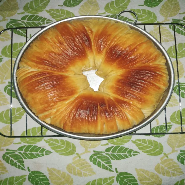Setelah mengembang olesi tipis-tipis bagian atas adonan roti dengan susu cair. Masukkan adonan roti ke dalam oven. Panggang selama 20-25 menit. Setelah matang segera oleskan margarin tipis-tipis ke atas permukaan roti, agar roti makin terlihat mengkilap.