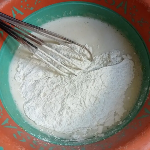 Masukkan semua bajan tepung, aduk-aduk hingga adonan licin dan tidak ada tepung yang menggumpal.