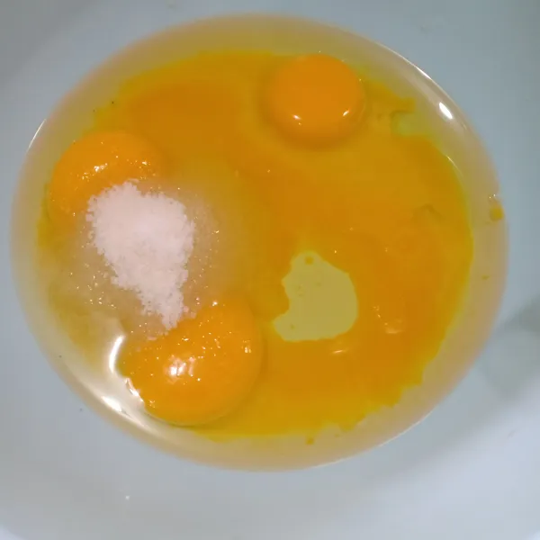 Aduk kuning telur dan gula dengan whisk.