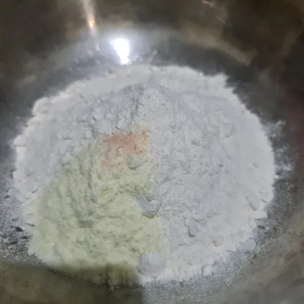 Campur semua bahan kering : tepung terigu, garam dan susu bubuk.