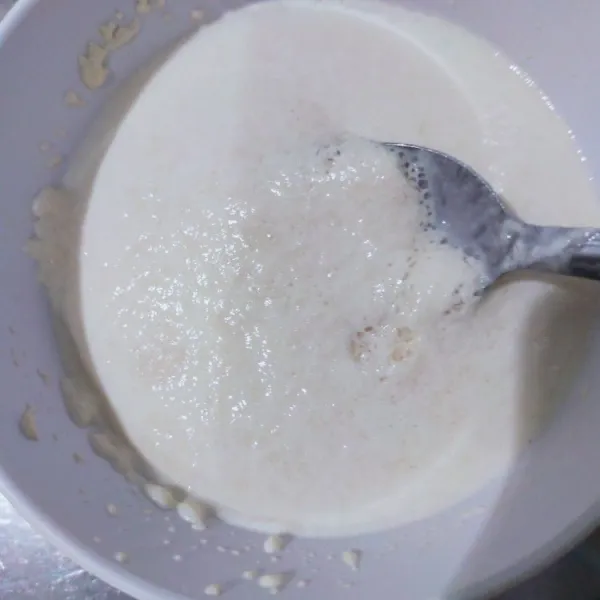 Aktifkan ragi dulu. Campur susu hangat, ragi dan gula pasir. Biarkan 8-10 menit hingga berbuih tanda ragi aktif.