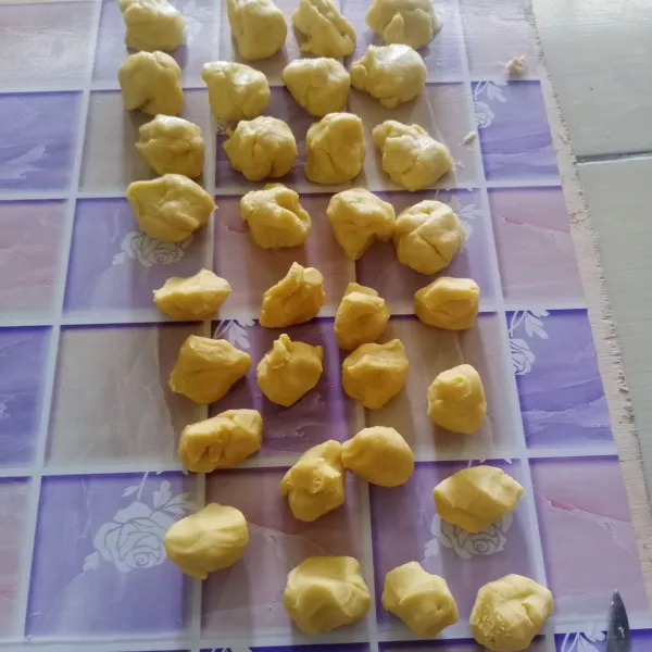 Setelah di diamkan, bagi adonan A dan B menjadi 16 bagian. Kemudian bulatkan.