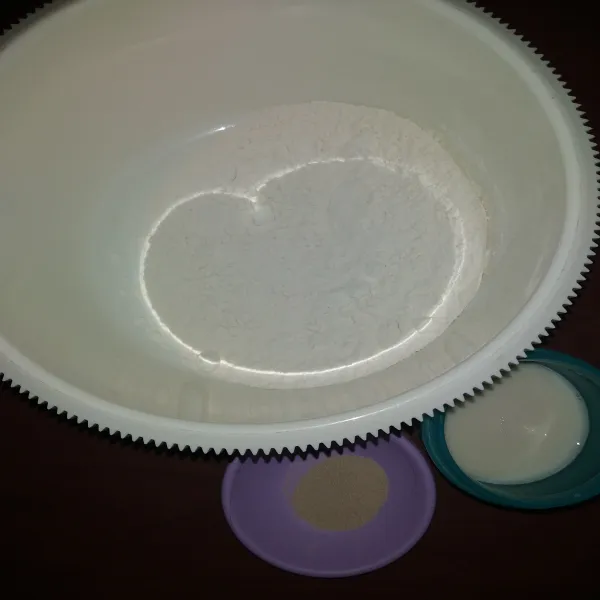 Masukkan semua bahan ke dalam mangkuk, kecuali margarin dan garam. Mixer sampai adonan setengah kalis. Masukkan margarin dan garam, kemudian mixer kembali hingga adonan benar-benar kalis.