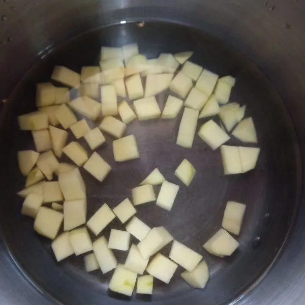 rebus kentang atau bisa juga di kukus, masak sampai empuk
