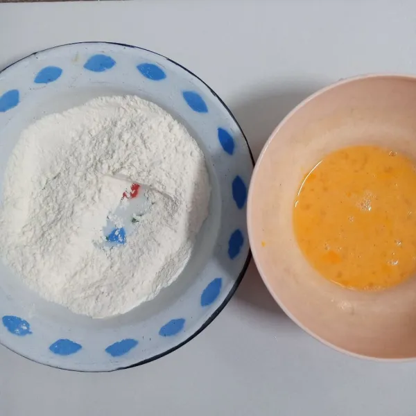 Campur tepung terigu dan tepung bumbu. Aduk rata. Kemudian siapka telur dan kocok.