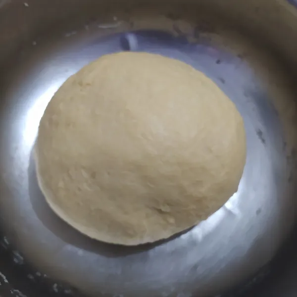 Setelah 5 menit uleni dengan tangan sampai kalis, lalu bulatkan dan tutup dengan serbet. Profing sampai mengembang 2x lipat dengan cara ditutup serbet