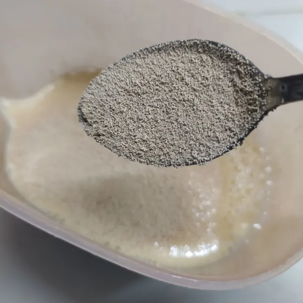 Tambahkan ragi instan, aduk rata dan diamkan selama 5-10 menit sampai berbusa