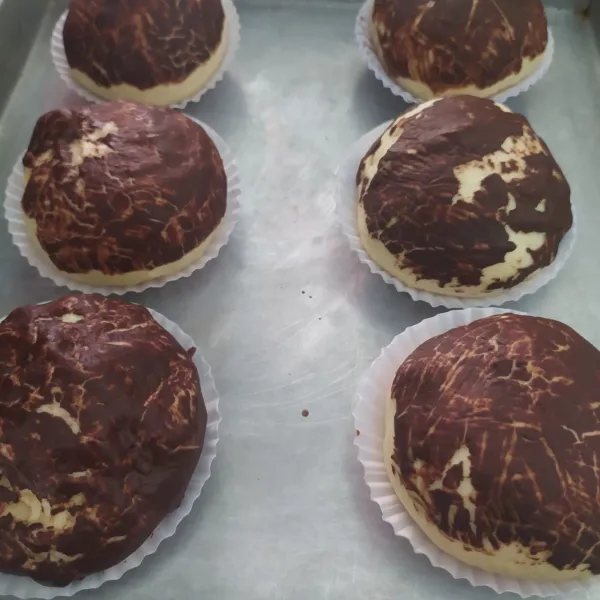 Panggang di oven yang sudah dipanaskan dengan suhu 180°C api atas bawah 12-15 menit. Angkat dan oles dengan margarin. Sajikan (saya pake oven tangkring jadi disesuaikan sampai matang)